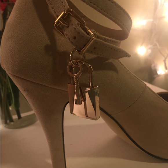 Selling because they just don’t fit me right! - Picture 3 of 4